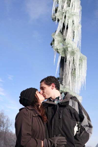 Beso romantico en las cataratas del niágara desde el lado canadiense congeladas