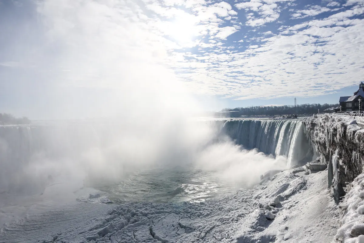 Las cataratas del niágara desde el lado canadiense congeladas