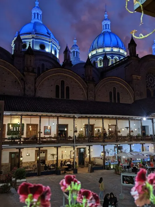 Seminario de San Luís en la noche con las cúpulas de la nueva catedral iluminadas de azul